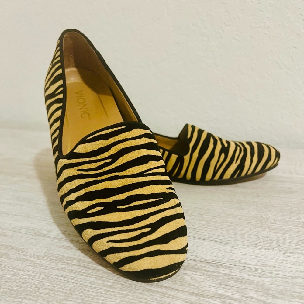Vionic Womens Willa Animal Print Loafers Shoes Size 6 Comfort Stylish Slip On.